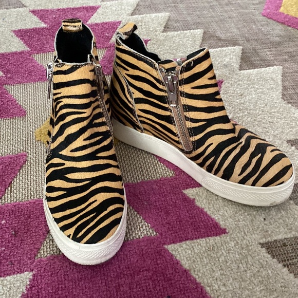 Size 5 Tiger print Steve Madden Wedges - Picture 2 of 3